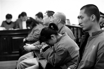 昨日，因涉嫌誘騙男網(wǎng)友進(jìn)行高額消費(fèi)，海淀區(qū)一咖啡廳負(fù)責(zé)人及“吧女”等14人受審。新京報(bào)記者 王貴彬 攝