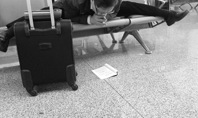 大叔機(jī)場(chǎng)劈一字馬看書