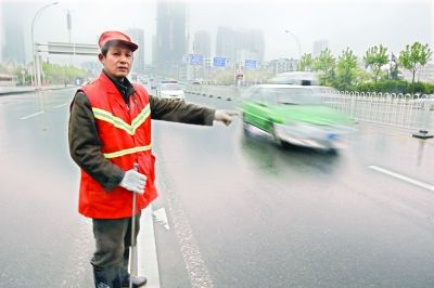 　肖慶旭師傅在事發(fā)地點(diǎn)講述經(jīng)過。記者李銳 攝