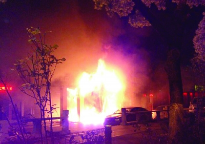 現(xiàn)場火勢很大。網(wǎng)友供圖（請聯(lián)系本報(bào)領(lǐng)取稿酬）