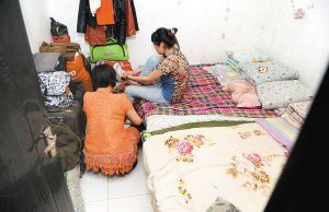 在米家崖一民房?jī)?nèi)，母親蹲在地上幫身陷傳銷的女兒穿鞋，但遭到女兒拒絕