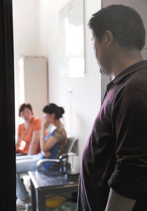 妻子在房?jī)?nèi)勸說女兒時(shí)，楊師傅守在門外