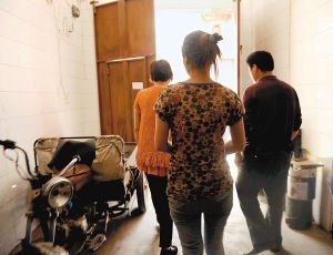 在眾人的勸說下，娟娟跟著爸媽走出了傳銷窩點(diǎn)