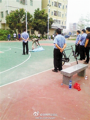 事發(fā)后，警方趕往現(xiàn)場(chǎng)進(jìn)行處理。圖片來源于微博