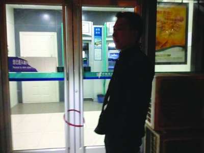 夏先生拿防盜鎖鎖了銀行門(mén)。