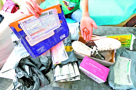 昨日,沙坪壩區(qū)遠(yuǎn)祖橋,彭小姐這幾天收到的一堆包裹。記者吳珊攝