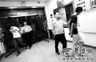 三人搶劫孕婦后，被警方和群眾合力抓獲 王警/攝