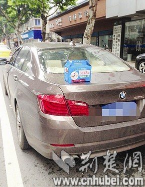 武漢一餐館免費(fèi)為顧客開(kāi)寶馬送外賣大蝦(圖)