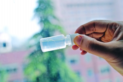 眼睛總發(fā)癢，1歲女童眼中挑出9條活蟲