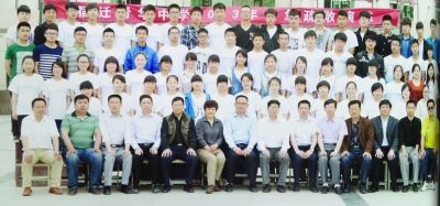 個不同班級的畢業(yè)照，前排除了最左邊一位老師外，完全一致。