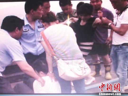 宗德宇緩緩靠近跳樓女子。　孫程　攝