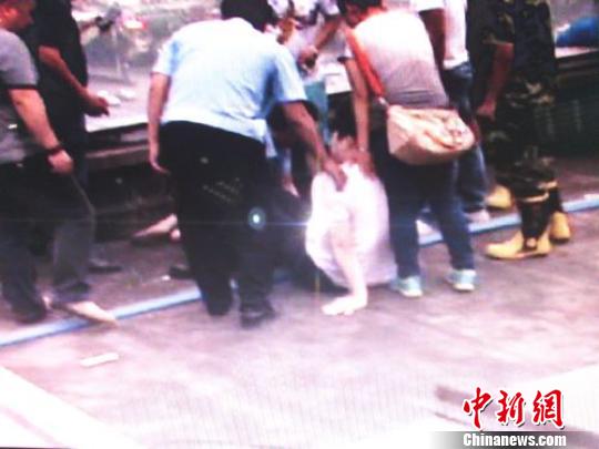 宗德宇緩緩靠近跳樓女子?！O程　攝