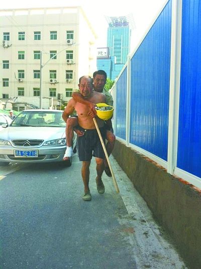 “謝謝，我們身上灰多，怕把車弄臟了”