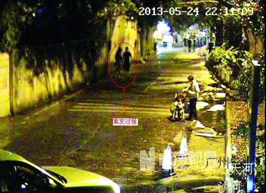 監(jiān)控視頻中（紅圈處），男子尾隨女學生試圖進行猥褻。通訊員供圖