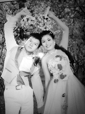 結(jié)婚照中的阿妮笑容燦爛，現(xiàn)實(shí)中，這對(duì)“跨國(guó)速成夫妻”還處在并不愉快的磨合過(guò)程中 本版均為資料圖片