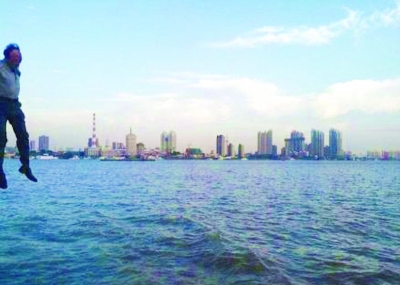 前晚，一名男子從輪渡上縱身墜入江中。@風(fēng)箏鍋發(fā)布