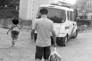 昨天，小豆被民警帶走，轉(zhuǎn)移到別處居住現(xiàn)代快報記者辛一攝