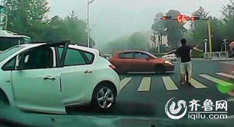 司機(jī)在斑馬線(xiàn)毆打老人遭曝光 爆料人號(hào)召聲討