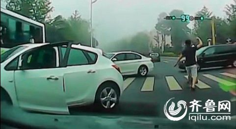 司機(jī)在斑馬線(xiàn)毆打老人遭曝光 爆料人號(hào)召聲討