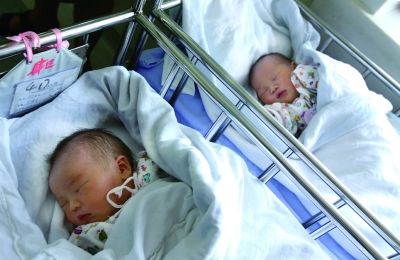 同一天出生的兩個寶寶，長的也很像。（左為男弟弟，右為女姐姐）