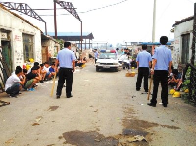 民警繳獲木棍。 讀者供圖