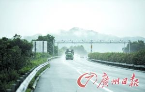 　當(dāng)天事故發(fā)生的現(xiàn)場處于一個彎道，很多司機反映說來不及減速。