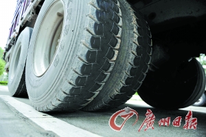 涉嫌碾過尸體的大貨車。