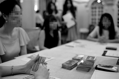 6月30日，中國企業(yè)家單身俱樂部在北京舉行富豪相親海選活動，“考官”通過玩塔羅牌考察面試者的心理狀態(tài)。新京報記者 吳江 攝