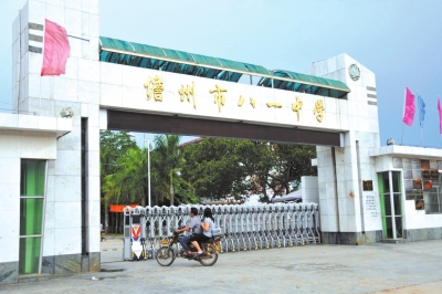 7月26日，海南儋州八一中學(xué)校門。新華社發(fā)