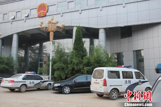 泊頭市人民法院院內(nèi)仍停有無牌制式警車，涉事人員與記者沖突地點僅距法院不足50米。穆玉良 攝