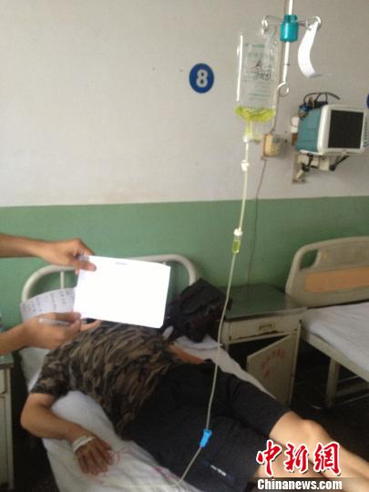 　被毆打記者正在當(dāng)?shù)蒯t(yī)院接受治療，診斷顯示為腹股溝軟組織挫傷。穆玉良 攝