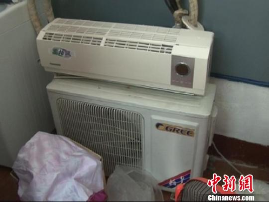 民警從嫌疑人家中搜到空調(diào)等生活用品。 拾冠之 攝