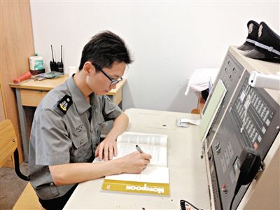 張團政在工作間隙復習準備司考。新京報記者 李雪瑩 攝