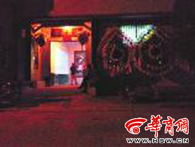 昨晚8時許，老人的大兒子的家正在辦喪事，屋外擺放著花圈 本報記者張超攝