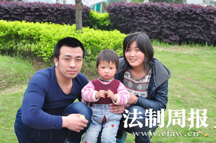 重獲自由后，張艷勝一家三口在一起