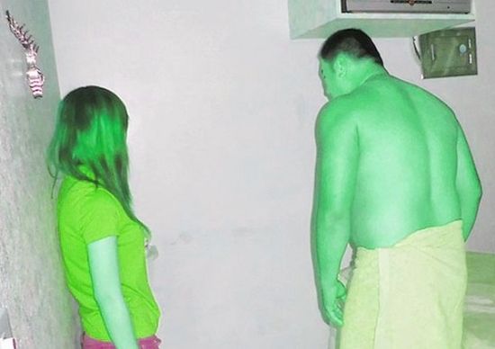 高雄黃姓男子(右)懷疑女友在“喇叭店”兼差，前往調(diào)查順便消費(fèi)時被警方逮個正著。(圖／東森新聞)