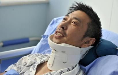 8月25日，交警周寶來躺在病床上。