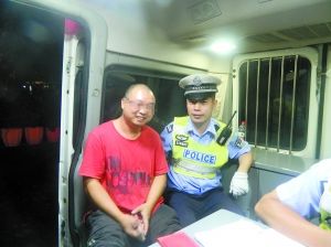 冉強(qiáng)開心地接受了民警的處罰和教育。高新區(qū)交巡警支隊(duì)供圖
