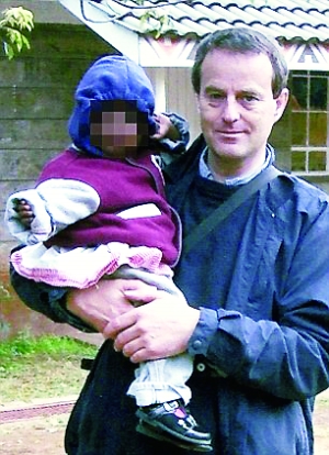 伍德與一名幼女的合影。