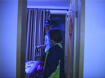 民警幫老人檢查沒發(fā)現(xiàn)有炸彈。