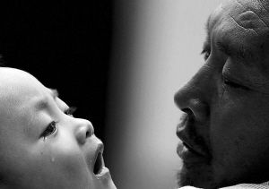 小憲揚(yáng)看著爺爺，眼角流下了淚水