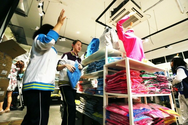 　9月12日，北京，十一學(xué)校在推出三大類、超過(guò)40款“最潮”校服，吸引學(xué)生搶購(gòu)。