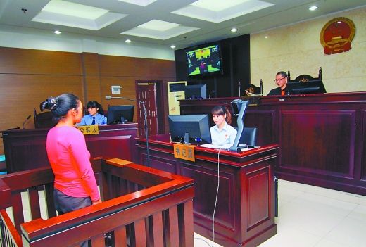    9月29日，萬州區(qū)人民法院，被告王桂娟（化名）在庭審現(xiàn)場。 重慶晨報記者 胡杰 實習(xí)生 黃敬坤 攝