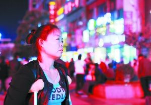 走在燈火闌珊的蘭州街頭，史女士迷茫無助。