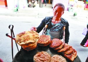 手頭拮據(jù)，每天只能吃一頓飯。