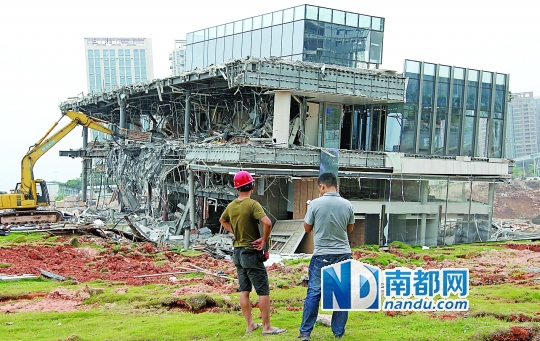傾塌的售樓中心昨日拆除。南都記者 徐文閣 攝