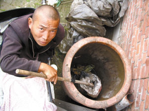 鄭艷良講述鋸?fù)冉?jīng)過。本報(bào)記者 汪洋 攝