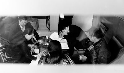 今天上午，喜隆多接待處內(nèi)，市場管理方與商戶核對租金和抵押金數(shù)目