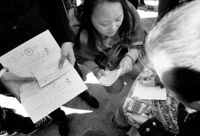 喜隆多商場接待處外面，受損商戶正拿手機(jī)計算自己能退多少錢