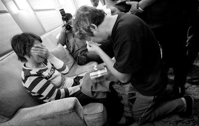 李春平跪在劉洪魁母親跟前送上捐款。談及烈士，兩人相對而泣